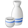Bottiglia e tazza di sake