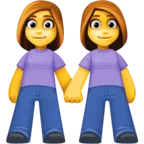 Две женщины держатся за руки